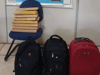 Tabletes de drogas eram transportados dentro de mala e mochilas. (Foto: Divulgação) 