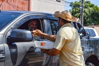 Motorista comprando a paçoca do vendedor (Foto: Alana Portela)