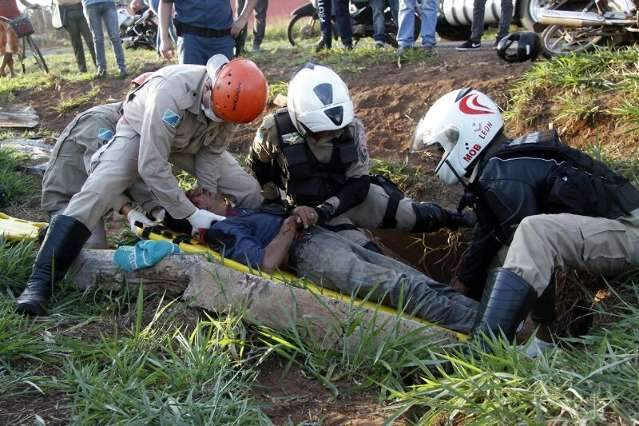Moto despenca em buraco de avenida e casal fica ferido na Capital