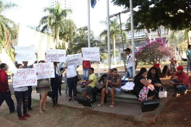 Moradores de favela que tiveram &#039;gatos&#039; cortados fazem protesto