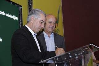 Governador Reinaldo Azambuja e secretário de Administração, Carlos Alberto de Assis, assinam contrato com metas para 2016 (Foto: Alan Nantes)