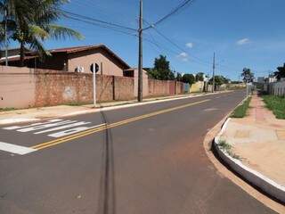 Rua Judson Tadeu Ribas, uma das únicas a serem asfaltadas nesta gestão. (Foto: Fernando Antunes)