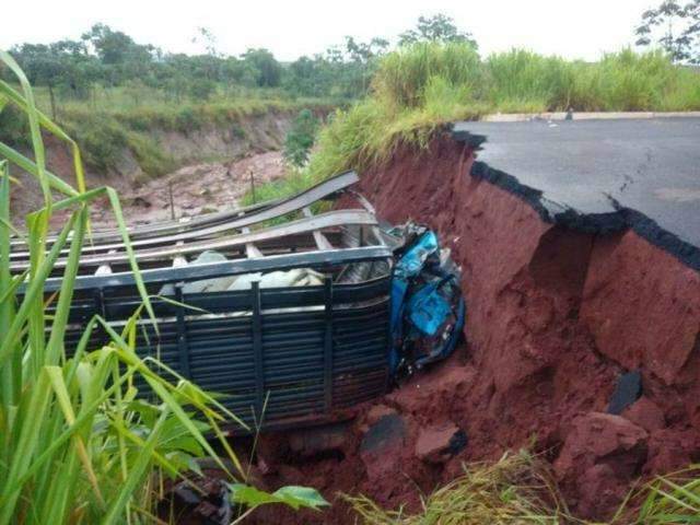 Um m&ecirc;s ap&oacute;s cratera que causou morte se abrir, chuva impede obras 
