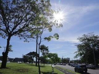 Sol brilha forte no céu de Campo Grande na tarde desta terça-feira (Foto: Kísie Ainoã)