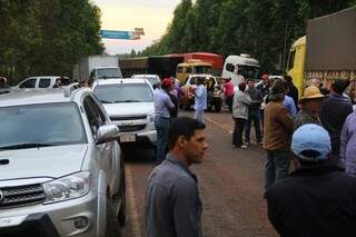 Cerca de 100 veículos estão parados no bloqueio. (Foto: Marcos Ermínio)