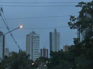 Quarta-feira amanheceu com tempo nublado em Campo Grande. (Foto: Henrique Kawaminami)