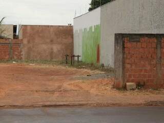 Terreno onde a idosa foi encontrada é usado como estacionamento (Foto: João Paulo Gonçalves)