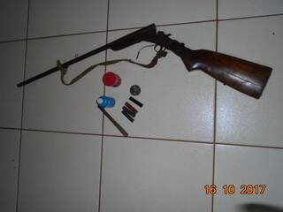Espingarda calibre 32 usada no crime (Foto: Divulgação/ PMA)