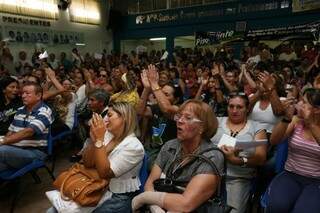 Após ouvir a proposta de que terão reajuste previsto em lei, professores aplaudiram prefeito (Foto: Marcelo Victor)