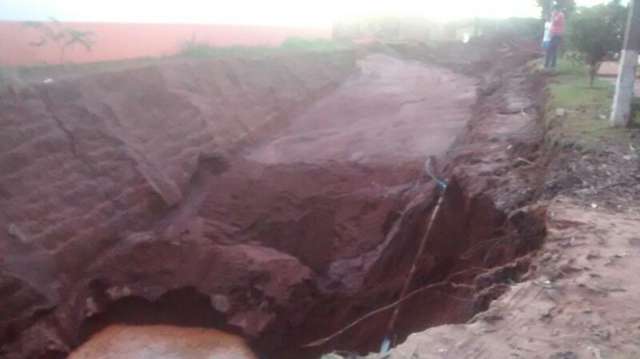 Morador reclama de cratera de 6m de profundidade aberta pela prefeitura