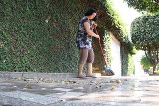 Maria é empregada doméstica há 10 anos e leva medidas de economia para o trabalho, como trocar a mangueira pela vassoura. (Foto: Marcos Ermínio)