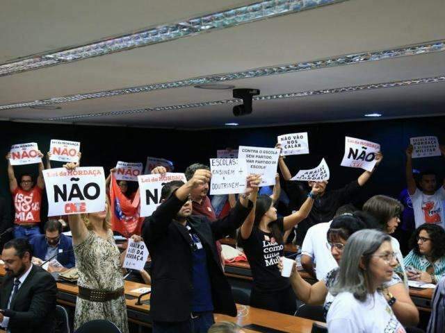 Em debate nacional, projeto pro&iacute;be filmar professores em escolas de MS