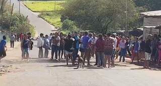 AO VIVO: Moradores bloqueiam via ap&oacute;s corte de liga&ccedil;&otilde;es clandestinas
