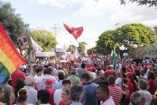 Manifestantes estão reunidos na rua Santana, ao lado da Tv Morena. (Foto: Alan Nantes)