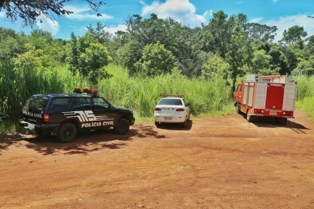 Equipes vasculham cachoeira atr&aacute;s de arma usada para matar manicure