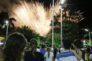 Douradenses assistem à queima de fogos que abriu programação de Natal, na noite desta terça (Foto: Eliel Oliveira)
