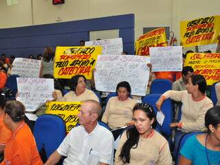 Com cartazes, grevistas foram protestar na Câmara dos Vereadores. (Foto: João Garrigó)