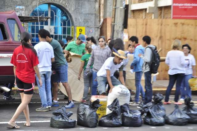 Tapetes ganham forma na 14 de Julho para prociss&atilde;o a partir das 15h