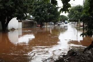 Solu&ccedil;&atilde;o de alagamento em quatro bairros depende de sol, afirma Semy