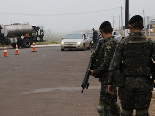 Militares do Exército durante operação na fronteira com o Paraguai (Foto: Divulgação)