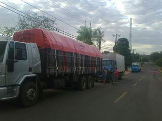 Caminhões carregavam 25 toneladas de mercadorias contrabandeadas. (Foto: Divulgação)