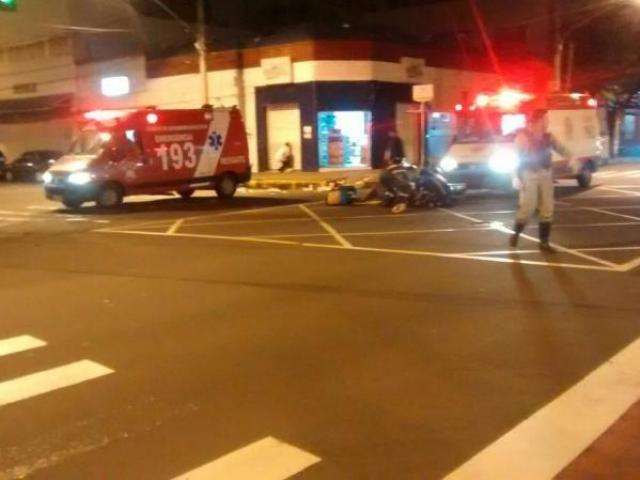 Andarilho &quot;brinca&quot; no meio da rua e causa acidente na Afonso Pena