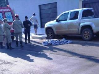 Local onde homem foi morto a tiros por pistoleiro nesta manhã em Ponta Porã (Foto: Direto das Ruas)