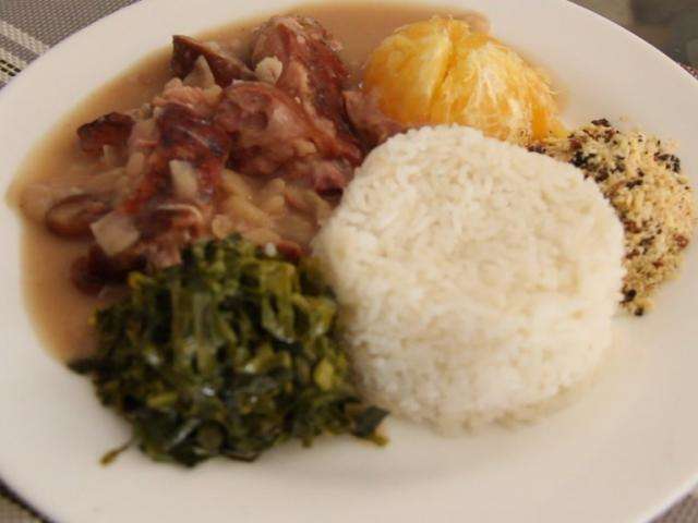 Receita com feij&atilde;o branco tamb&eacute;m d&aacute; certo e rende feijoada diferentona