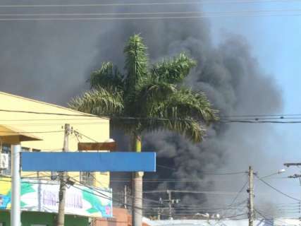 Vídeo mostra chamas e fumaça altas durante incêndio que destruiu loja