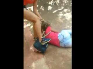 Adolescente fica desacordada de tanto apanhar em briga e vídeo cai na web Adolescente fica desacordada de tanto apanhar em briga e vídeo cai na web