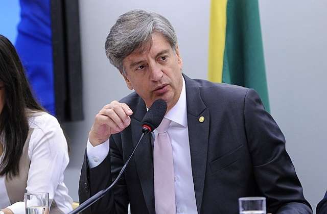 Depois de votar contra impeachment, Dagoberto aprova projeto de Temer