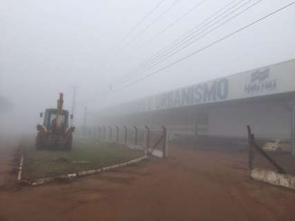 Com umidade alta, neblina aumenta e invade cidade na fronteira com o Paraguai