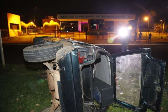 Ve&iacute;culo invade preferencial, colide em outro e Uno capota em avenida