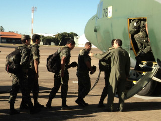 Primeira turma embarcou pela manhã, na Base Aérea.