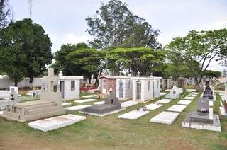 Cemitério Santo Amaro é o maior de Campo Grande, com 40 mil sepultados (Foto: João Garrigó)