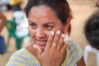 “É bom e não é. É ruim que vai para outra favela. Mas o terreno vai ser nosso”, diz Luciana, que não sabe data em que deixará a Cidade de Deus. (Foto: Fernando Antunes) 