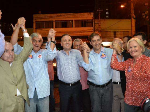 Ministro e parlamentares participam de ato de campanha de Bernal