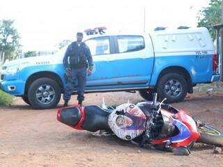 A moto da vítima ficou caída em um local e o corpo em outro. (Foto: Fernando Antunes) 