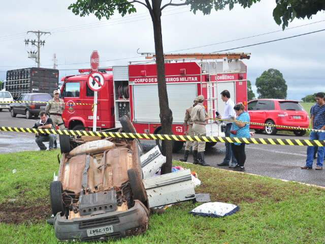  Carro capota em acidente na sa&iacute;da para S&atilde;o Paulo