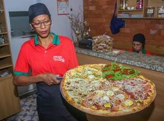 A maior pizza da casa chega a 60 cm de diâmetro e pode levar até 5 sabores (Foto: Paulo Francis)