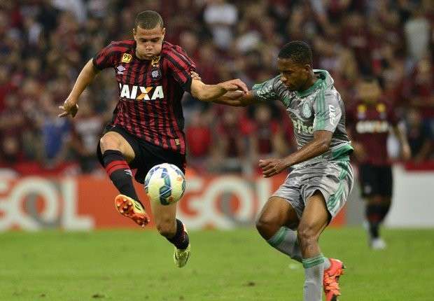 Em  jogo de duas viradas, Atl&eacute;tico-PR e Palmeiras empatam em 3 a 3