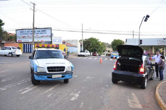 Durante persegui&ccedil;&atilde;o, viatura da PM bate em outros dois ve&iacute;culos