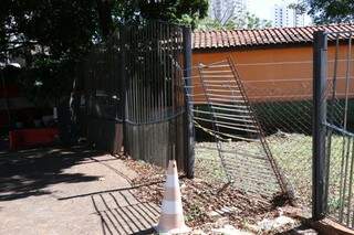 Portão foi arrancado (Foto: Henrique Kawaminami) 