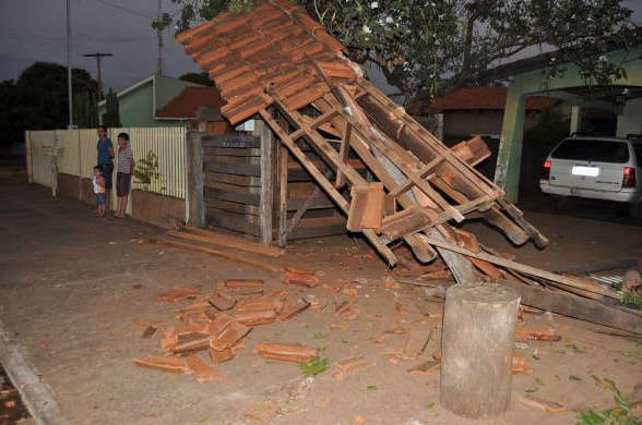  &Ocirc;nibus desgovernando atropela 2 pessoas e destr&oacute;i parte de resid&ecirc;ncia em Costa Rica