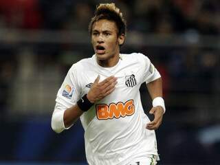 Neymar fez golaço e abriu o placar para o Santos no Mundial. (Foto: AP)