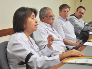 Representantes de diversas entidades se reuniram na manhã desta quinta-feira no CRM-MS. (Foto: João Garrigó)