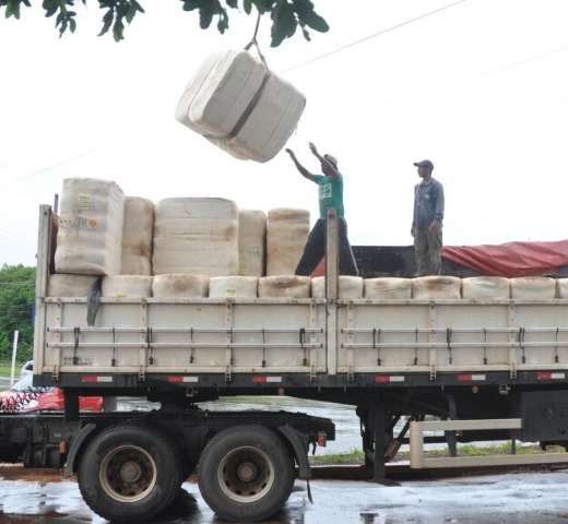 Carga &eacute; removida de carreta que h&aacute; um dia bloqueia avenida na Capital