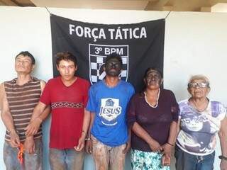 Cinco dos oito índios que foram presos hoje acusados de invadir empresa de recicláveis para roubar (Foto: Divulgação)