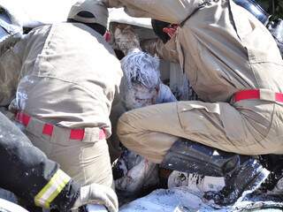 Motorista da Montana ficou coberto de tinta e foi socorrido pelo Corpo de Bombeiros. (Foto: João Garrigó)
