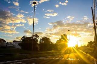 Ter&ccedil;a-feira de c&eacute;u claro e calor em Campo Grande 